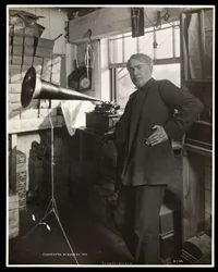 Thomas Edison junto a um fonógrafo no seu laboratório, 1920
